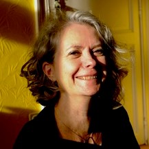 Portrait de Zazie Prignon qui sourit sur fond jaune