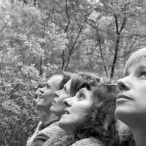 Photo des 4 chanteuses de La Crapaude, en noir et blanc, dans la forêt
