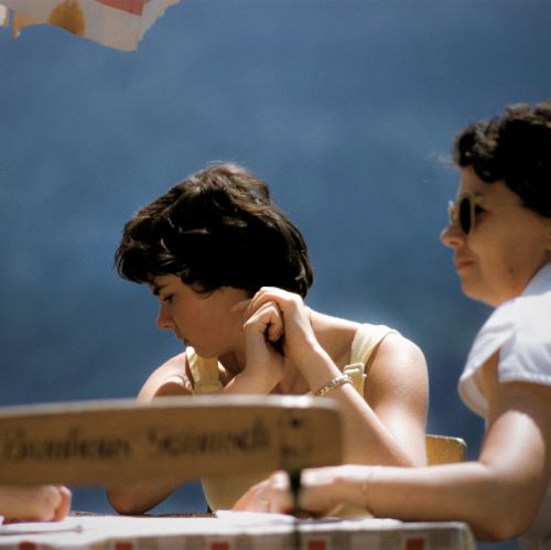 des femmes de plusieurs générations assises à table