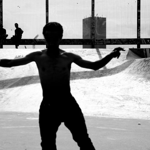 Ombre d'un jeune homme sur un skate park, photo en noir et blanc