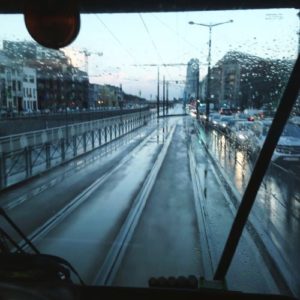 photo prise depuis la cabine de conduite d'un tram dans Bruxelles
