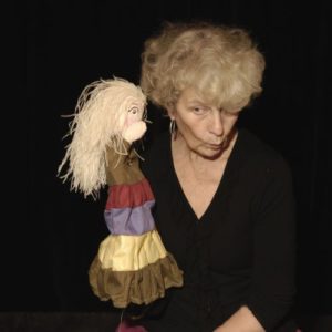 La conteuse Monique Michel avec une marionnette en main