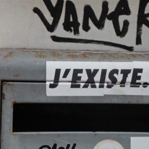 autocollant j'existe sur une boîte aux lettres en métal