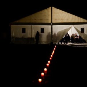 chapiteau éclairé dans la nuit