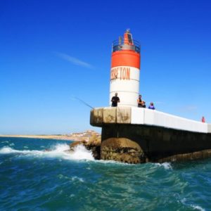 Phare de Capbreton sous le soleil et la mer