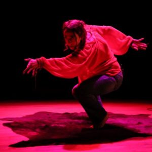 Anne Borlée interprète Baba Yaga dans une lumière rouge
