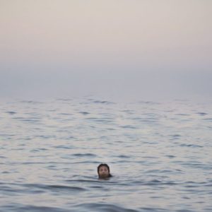 nageuse solitaire au loin par Mia Harvey