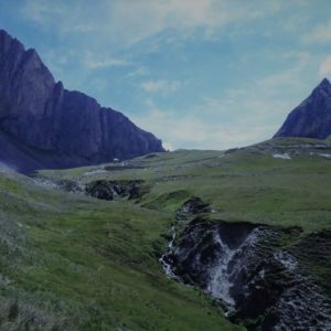 photo de montagne vertigineuse et rocheuse pour la fille de l'aigle