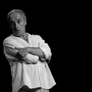 photo noir et blanc d'Alberto Garcia sur scène