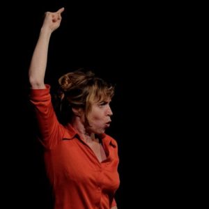 Photo d'Anne Romain racontant Voyage autour du monde sur scène