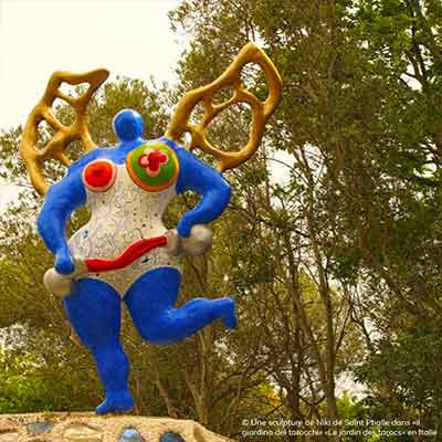 © Une sculpture de Niki de Saint Phalle dans «il giardino dei tarocchi» «Le jardin des tarocs» en Italie.